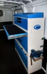 Schubladen mit integrierter Schreibplatte in Kleintransporter für Installateure
