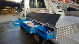Schubladenkasten auf einem Nutzfahrzeug mit offener Pritsche