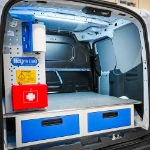Seite mit Blechverkleidung, Bodenplatte und Schubladen im Courier