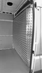 Seitenansicht der formgerecht angepassten Trennwandverkleidung aus Riffelaluminium für Ducato\Jumper\Boxer