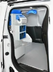 Seitenansicht des Regals mit Zubehör im Fiat Doblo