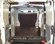 Seiteverkleidung und Bodenplatte Primastar