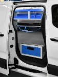 Seitliche Unterflur-Schublade und Regal im Fiat Doblo