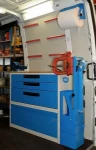 Scaffalatura con divisori e vasca stagna sul lato destro del Movano