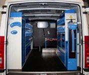 Vista posteriore Allestimento Movano con rivestimenti, accesso e scaffalatura