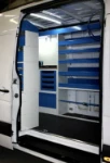 Scaffalatura del Dokker con valigette, cassetti e morsa dalla porta laterale