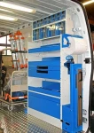 Scaffalatura con divisori e vasca stagna sul lato destro del Movano