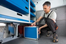 Sicheres Verstauen der Koffer im eingerichteten Kleintransporter