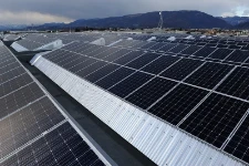 Solarmodule auf der Werkshalle von Francom