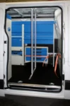 Spannstangen in einem Nutzfahrzeug für die Installation von Blechbearbeitungsmaschinen