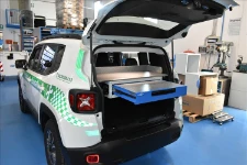 Syncro-Schublade mit ausgezogener Schreibplatte im Panda für die Stadtpolizei