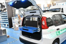 Syncro-Schublade mit Schreibplatte im Panda für die Stadtpolizei