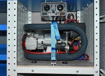 Tragbarer Kompressor im Crafter eines Gas- und Wasserinstallateurs