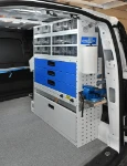 Transparente PMMA-Schubladen, Metallschubladen und Schraubstockhalter im Ford Transit Connect