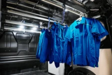 Transporter mit Kleidertransportsystem und Kleiderbügel