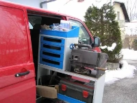 Transporter mit seitlichem Lastauszug mit Ofen und Gasflasche