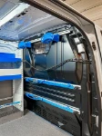 Trennwand des Volkswagen Transporter mit Aluminiumschienen, Gurten und Kabelhaltern