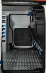 Trennwandausbau des BYD ETP3 mit Kabelsätteln und Zurrgurten