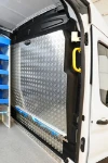 Trennwandverkleidung aus Aluminium-Riffelblech für den Ford Transit