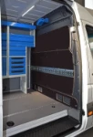 Trennwandverkleidung im Sprinter mit Zurrgurten und Kabelsattel