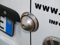 UFO-Sicherheitsschloss mit Halbkugelform an der Hecktür des Transporters