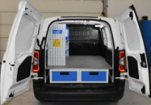 Unterflur-Schubladenschränke und Regal für den Doblo-Ausbau