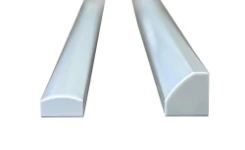 Vergleich zwischen einer normalen und einer angewinkelten LED-Leuchte