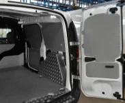 Verkleidung der linken Seite des Dokker mit Radkastenabdeckung aus Aluminium-Riffelblech