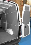 Verkleidung der linken Seite des Sprinter mit Radkastenabdeckung aus Aluminium-Riffelblech