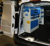 Von Syncro eingerichtete Wand in einem von Verkabelungstechnikern benutzten Kleintransporter