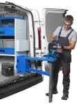 Von Syncro System eingerichteter Kleintransporter mit klappbarem Schraubstockhalter und EcoFlow