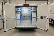 Von Syncro System eingerichteter Opel Movano L2H1 für die Wartung von Maschinen
