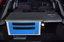 Von Syncro System eingerichteter Punto Van mit Schubladenelement aus Metall
Zusatzbatterie für Minivan