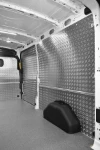 Wandverkleidung aus Aluminium und Holzbodenplatte für den Transit