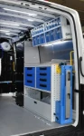 Werkbank und Generator/Kompressor an der rechten Wand des MAN TGE