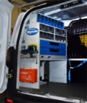 Werkstatt an Bord eines von Syncro eingerichteten Ford Courier für Heizungstechniker