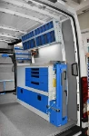 Werkstattbereich im Daily mit Werkbank und Schraubstockhalter von Syncro