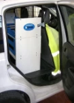 Scaffalatura con divisori e vasca stagna sul lato destro del Movano