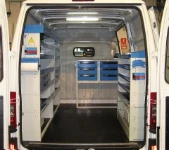 Vista posteriore Allestimento Movano con rivestimenti, accesso e scaffalatura
