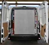 Zugeklappte Auffahrrampe im Opel Movano