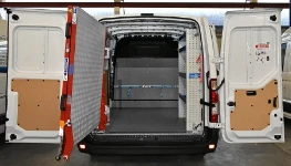 Zur Seite geschwenkte Laderampe für den ungehinderten Zutritt zum Laderaum des Movano