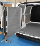 Zur Seite geschwenkte Verladerampe im Ford Custom